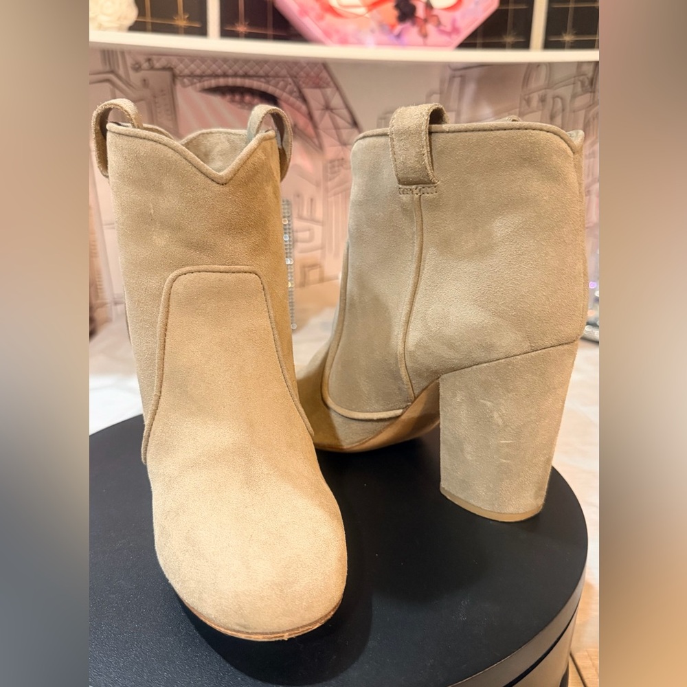 GUC👁️👀Laurence Dacade
Tan Suede Ankle Boots - Picture 4 of 11
